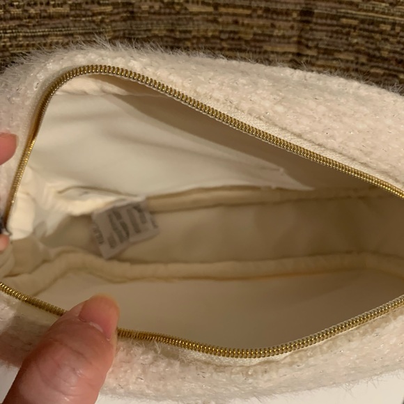limited edition chanel white fluffy glittery pouch with snowflake zipper pull - Picture 5 of 5